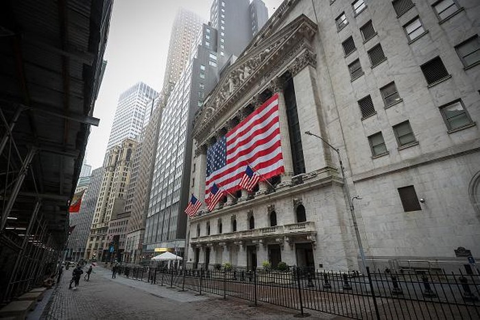 Pusat bisnis di New York, Wall Street terlihat kosong melompong sebagai dampak
 pandemi Covid-19, Minggu (29/3/2020).