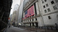 Gedung bursa saham New York (NYSE) berada yang berada di jalan Wall Street tersebut terlihat sepi. Biasanya, pada hari Minggu dan hari kerja, kawasan ini sangat ramai pebisnis dan juga turis.  Anadolu Agency via Getty Images/Anadolu Agency