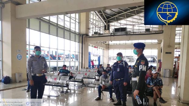 Petugas di Terminal Pulo Gebang, Senin (30/3)
