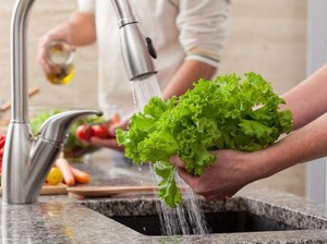 Amankah Mencuci Sayur dan Buah Pakai Sabun untuk Cegah Virus Corona?