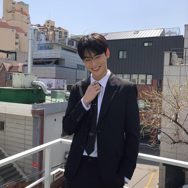 Ketampanan seorang Cha Eun Woo tentu tak perlu diragukan. Sering kali dipuji karena visualnya yang menonjol, ia memang terbukti bisa terlihat ganteng dengan baju apapun. Salah satunya tentu saat pakai setelan jas. Foto: Instagram Cha Eun Woo