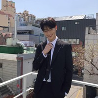 Ketampanan seorang Cha Eun Woo tentu tak perlu diragukan. Sering kali dipuji karena visualnya yang menonjol, ia memang terbukti bisa terlihat ganteng dengan baju apapun. Salah satunya tentu saat pakai setelan jas. Foto: Instagram Cha Eun Woo