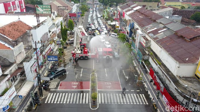 Hujan Disinfektan, Cara Pemkot Madiun Pertahankan Zero Positif covid-19