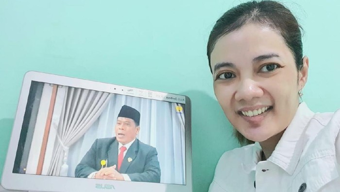 Dosen mengikuti live streaming Dies Natalies Unnes