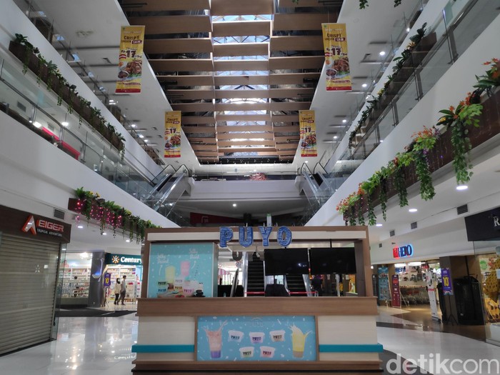 Pusat Perbelanjaan Tutup Imbas Corona Suasana pusat perbelanjaan di kawasan Bintaro, Tanggerang Selatan, yang tutup
imbas wabah COVID 19, Senin (30/3/2020).
