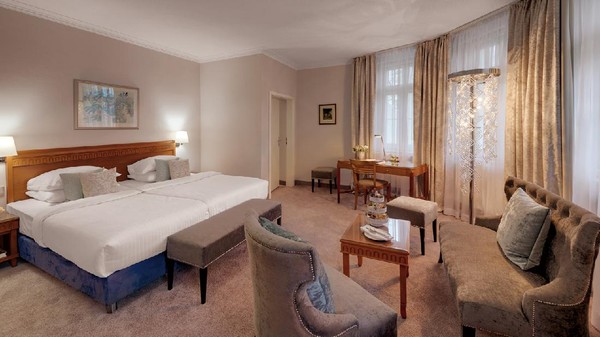 Grand Hotel Sonnenbichl memiliki sejumlah kamar dengan berbagai tipe. Antara lain adalah König Ludwig Suite, Premier Deluxe Room, Deluxe Room, Superior Rooms dan Studio. Total ada 99 kamar di sana (Leuchtende Hotelfotografie/Grand Hotel Sonnenbichl)