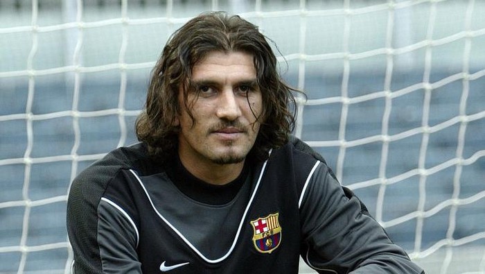 Rustu Recber Turkish international goalkeeper Rustu Recber poses during his official presentation as a Barcelona player after signing a four year contract with the Barcelona club, Barcelona, 01July 2003. AFP PHOTO/LLUIS GENE (Photo by Lluis GENE and - / AFP)
