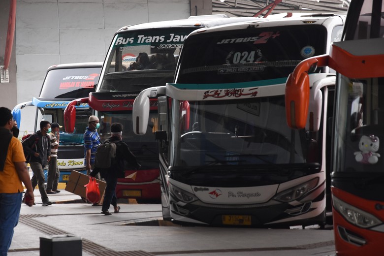 IMBAUAN TIDAK MUDIK Penumpang menaiki bus Antar Kota Antar Provinsi di Terminal Pulo Gebang, Jakarta, Minggu (29/3/2020). Kementerian Perhubungan mengimbau agar warga membatalkan niatnya pulang kampung, untuk mencegah penyebaran COVID-19. ANTARA FOTO/Indrianto Eko Suwarso/foc.
