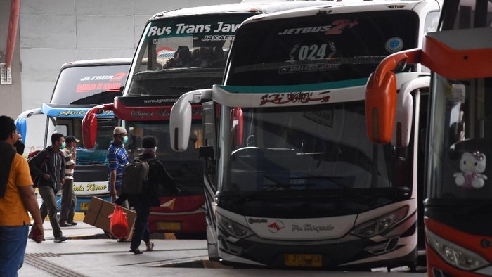 Penumpang menaiki bus Antar Kota Antar Provinsi di Terminal Pulo Gebang, Jakarta, Minggu (29/3/2020). Kementerian Perhubungan mengimbau agar warga membatalkan niatnya pulang kampung, untuk mencegah penyebaran COVID-19. ANTARA FOTO/Indrianto Eko Suwarso/foc.