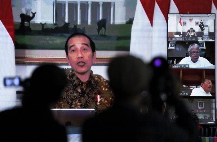 Layar menampilkan rapat terbatas (ratas) melalui konferensi video yang dipimpin Presiden Joko Widodo dari Istana Bogor di ruang wartawan Istana Kepresidenan, Jakarta, Senin (30/3/2020). Presiden Joko Widodo memimpin dua ratas yakni antisipasi mudik lebaran dalam mencegah penyebaran COVID-19 dan laporan Tim Gugus Tugas Covid-19. ANTARA FOTO/Hafidz Mubarak A/foc.