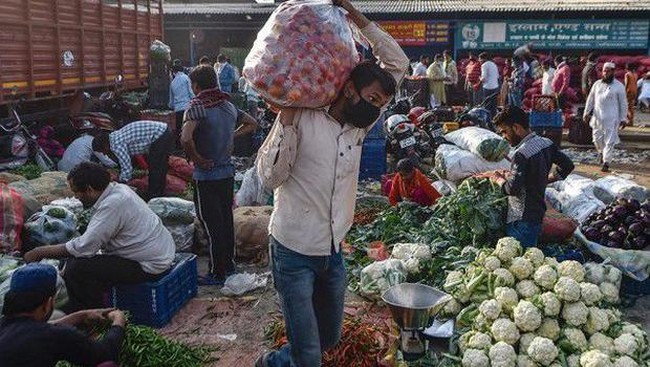 5 Momen Polisi Beri Makanan untuk Kakek hingga Kucing yang Terdampak Corona