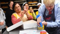 Pria kelahiran New York ini juga mampir ke bakery yang terkenal dengan kreasi donatnya. Ia sempat menghias berbagai topping donat dengan warna menarik. Foto: Instagram borisjohnsonuk