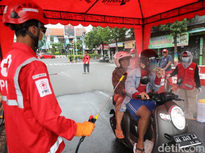 Hujan Disinfektan, Cara Pemkot Madiun Pertahankan Zero Positif covid-19 Hujan Disinfektan, Cara Pemkot Madiun Pertahankan Zero Positif covid-19