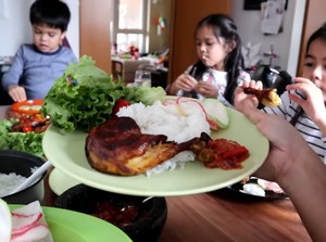Makan Sambal Terasi, Bocah Bule Ini Ketagihan Pedasnya