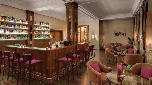Tak lupa juga, bar nyaman dengan aneka pilihan minuman yang bisa dipesan sesuai selera (Leuchtende Hotelfotografie/Grand Hotel Sonnenbichl)