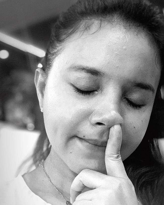 Penyanyi Rossa mengunggah foto konyol dirinya saat ikutan #untiltomorrow. Rossa memamerkan foto dirinya sedang ngupil. Foto: Instagram