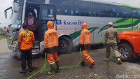 Petugas gabungan juga menyemprot disinfektan terhadap bus yang akan masuk Garut.