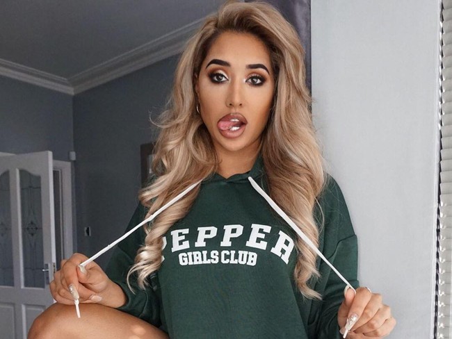 Bintang reality show Zahida Allen mengatakan bahwa saat masa isolasi di rumah butuh pakaian-pakaian yang nyaman. Ia tampil menggunakan oversized jumper tanpa menggunakan celana. Foto: Instagram