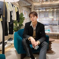 Kacamata besar yang terlihat jadul juga masih pantas dikenakan Cha Eun Woo.Foto: Instagram Cha Eun Woo