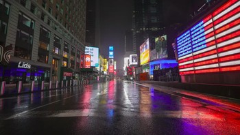 Times Square di New York City yang 24 jam selalu penuh sesak dengan orang-orang kini sepi melompong karena Corona, foto diambil pada 28 Maret 2020. (Foto: Mashable/Siobhan Neela-Stock)