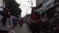 Pedagang dan pengunjung tampak mengbaikan social distancing untuk mengantisipasi penyebaran virus corona.