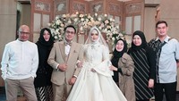 Eddies Adelia rujuk dengan mantan suaminya, Ferry Setiawan. Mereka kembali menikah pada 25 Maret 2020. Eddies mengaku kembali jatuh cinta dengan Ferry. Keduanya bahkan tak percaya Tuhan mempersatukannya kembali. Foto: Eddies Adelia menikah lagi (Instagram Rina Gunawan)