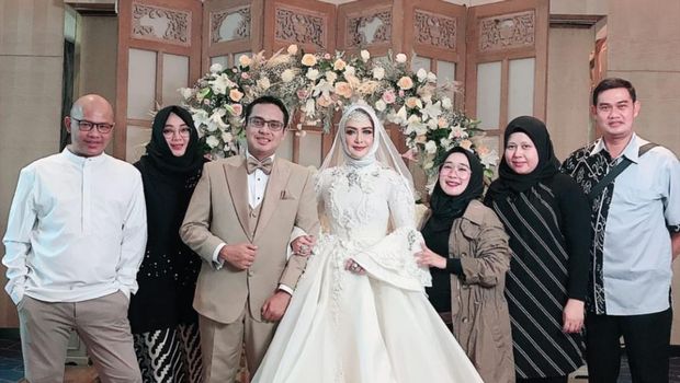 Kisah Eddies Adelia Menikah 2 Kali dengan Ferry Setiawan