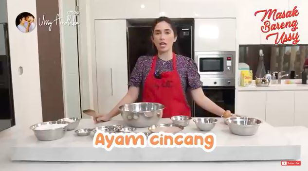Di Rumah Saja, Ussy Sulistiawaty Bikin Siomay Sampai Steak Sendiri