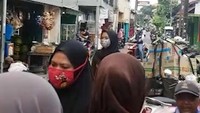 Sejumlah pengunjung tampak lalu lalang di pasar dadakan tersebut.