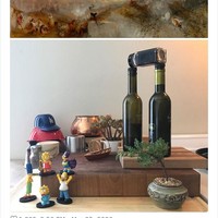 Bedanya Roma zaman dulu dan zaman sekarang, terbuat dari gugusan botol wine dengan warga yang terdiri dari keluarga Simpsons.  (Foto: Twitter)