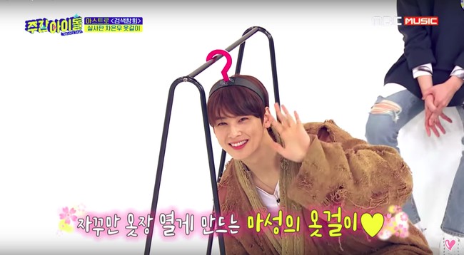 Foto lain yang membuktikan pemain drama Gangnam Beauty bisa tampil bagus dengan apapun adalah saat Cha Eun Woo ditantang untuk membuat jaket rombeng menjadi fashionable di sebuah acara tv. Foto: MBC