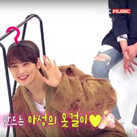 Foto lain yang membuktikan pemain drama Gangnam Beauty bisa tampil bagus dengan apapun adalah saat Cha Eun Woo ditantang untuk membuat jaket rombeng menjadi fashionable di sebuah acara tv. Foto: MBC