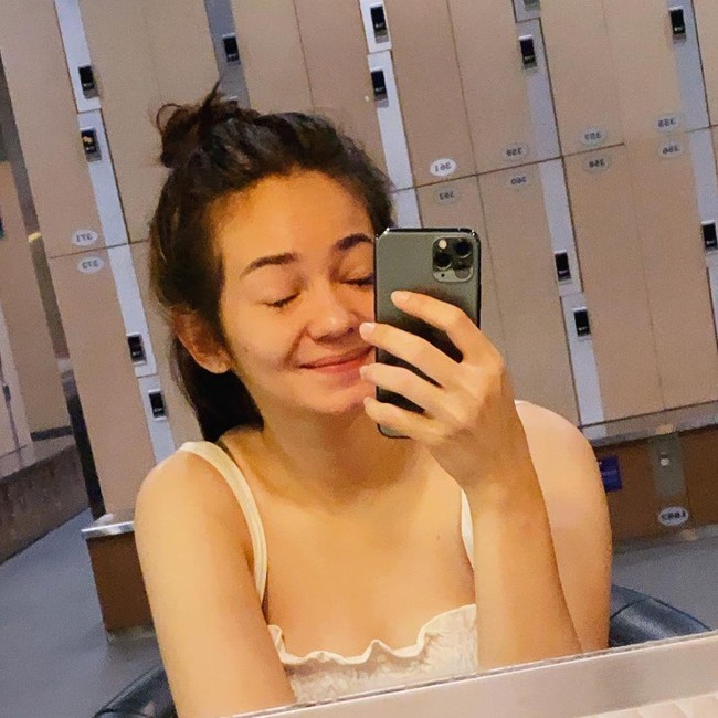 Aktris dan presenter Enzy Storia tampil kocak dalam foto #untiltomorrow yang diunggahnya ke Instagram. Enzy berpose selfie dengan rambut berantakan dan matanya terpejam. Foto: Dok. Instagram