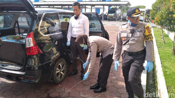 Barang bukti mobil dan jeriken bensin modus tangki timbun