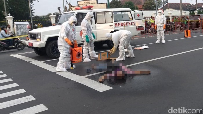 Seorang pria ditemukan meninggal di Titik Nol Kilometer Yogyakarta. Polisi menduga kematian pria tersebut akibat penyakit epiliepsi dan jantung.