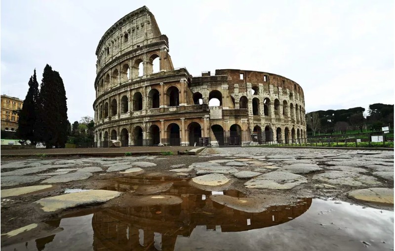 potret landmark sepi corona