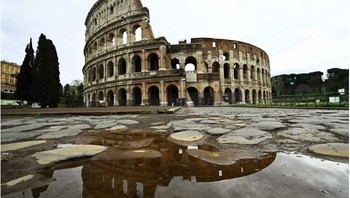 Colosseum Roma, salah satu ikon paling terkenal dan ramai pengunjung kini sudah sepi sejak Italia lockdown. Foto ini diambil pada tanggal 28 Maret 2020. (Foto: Mashable/Siobhan Neela-Stock)