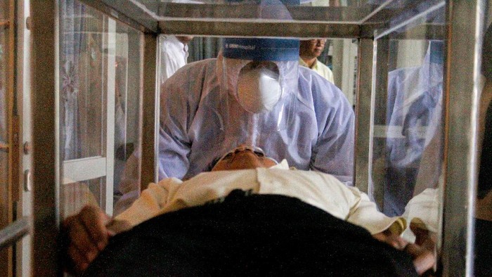 INOVASI BILIK PENGAMAN PASIEN COVID-19 Petugas medis memperagakan penggunaan bilik pengaman hasil inovasi tim pengajar dan mahasiswa di Rusunawa, Universitas Muhammadiyah Malang, Jawa Timur, Senin (30/3/2020). Inovasi bilik pengaman untuk pasien COVID-19 tersebut diharapkan mampu melindungi tenaga medis agar tidak terpapar virus Corona. ANTARA FOTO/Ari Bowo Sucipto/aww.