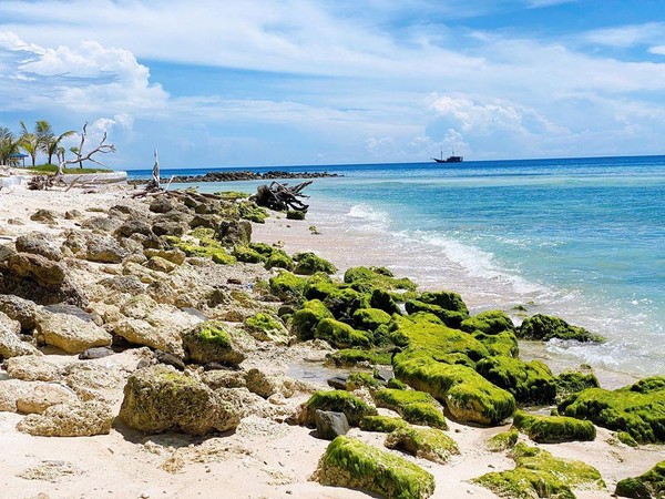 Selain cantik, Pulau Buru di Maluku juga sempat menjadi tempat pengasingan maestro sastra Pramoedya Ananta Toer dulu (@bellashofie_rigan/Instagram) Selain cantik, Pulau Buru di Maluku juga sempat menjadi tempat pengasingan maestro sastra Pramoedya Ananta Toer dulu (@bellashofie_rigan/Instagram)