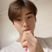 Pakai kaus polos dan sedang sikat gigi di rumah, Cha Eun Woo pasti tetap bisa membuat kamu terkejut dengan ketampanannya. Foto: Instagram Cha Eun Woo