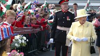 Ratu Elizabeth II saat mengunjungi mengunjungi kota Llanfairpwllgwyngyllgogerychwyrndrobwllllantysiliogogogoch, Wales (11/6/2002).