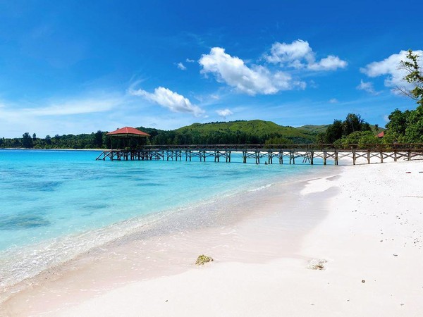 Tak hanya mengunggah foto diri, Bella juga memotret pesona pantai di Pulau Buru tersebut. Indah bukan main (@bellashofie_rigan/Instagram) Tak hanya mengunggah foto diri, Bella juga memotret pesona pantai di Pulau Buru tersebut. Indah bukan main (@bellashofie_rigan/Instagram)