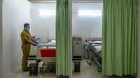 Petugas mengecek ruang perawatan rumah isolasi pasien corona (covid-19) di Rumdin Wali Kota Semarang, Jawa Tengah, Senin (30/3/2020).