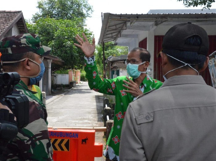 Magetan masuk zona merah virus corona (covid-19). Bupati Suprawoto blusukan menenangkan warga yang resah.