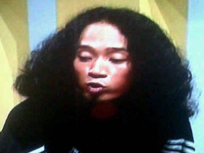 Siapa sangka pria berambut gondrong dan megar ini ternyata Denny Cagur. Presenter kocak itu memamerkan foto masa mudanya saat mengikuti tantangan #untiltomorrow. Foto: Dok. Instagram