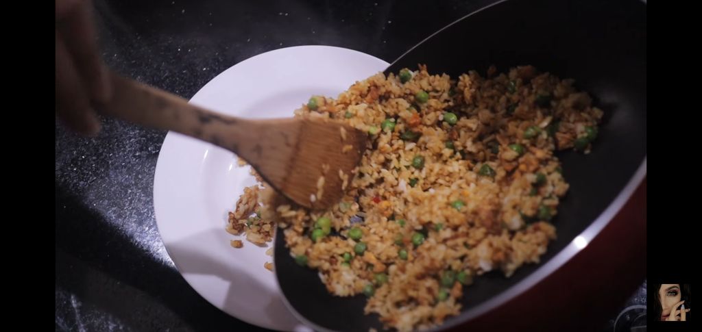 Isolasi Diri di Rumah, Beauty Vlogger Ini Masak Nasi Goreng Ngawur