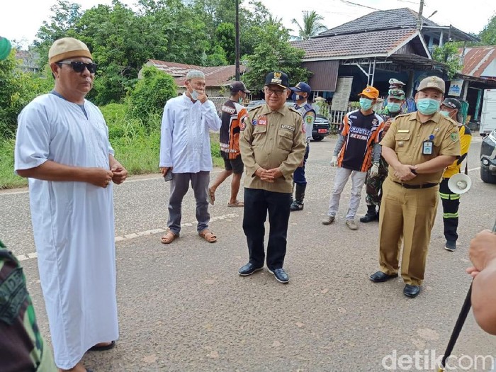 Gubernur Kalsel Sahbirin Noor (Paman Birin) di perbatasan Kalsel dan Kalteng (M Risanta/detikcom)