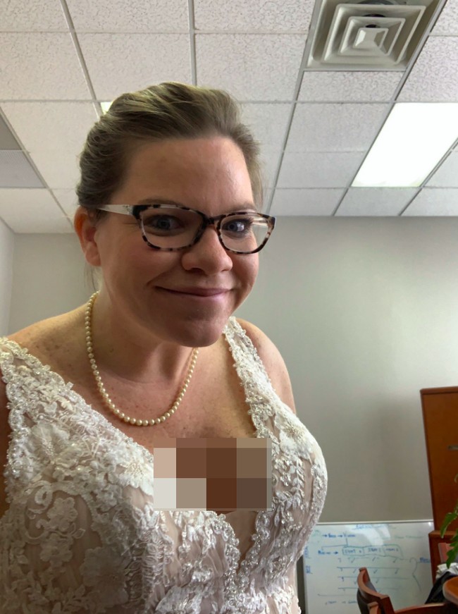 Siapa bilang kamu hanya bisa melakukan hal ini di rumah? Ibu yang masih harus masuk dan bekerja di kantor ini juga nyatanya bisa ikutan menggunakan gaun pengantin loh di ruang kerjanya. Foto: Twitter@MbCGreen