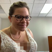 Siapa bilang kamu hanya bisa melakukan hal ini di rumah? Ibu yang masih harus masuk dan bekerja di kantor ini juga nyatanya bisa ikutan menggunakan gaun pengantin loh di ruang kerjanya. Foto: Twitter@MbCGreen