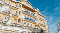 Tak tanggung-tanggung, Raja Rama X telah mengambil alih Grand Hotel Sonnenbichl untuk dirinya beserta 20 selir dan pelayannya. Tak mengapa, ia diberikan izin khusus oleh Pemerintah Jerman untuk menyewa hotel ini (Leuchtende Hotelfotografie/Grand Hotel Sonnenbichl)